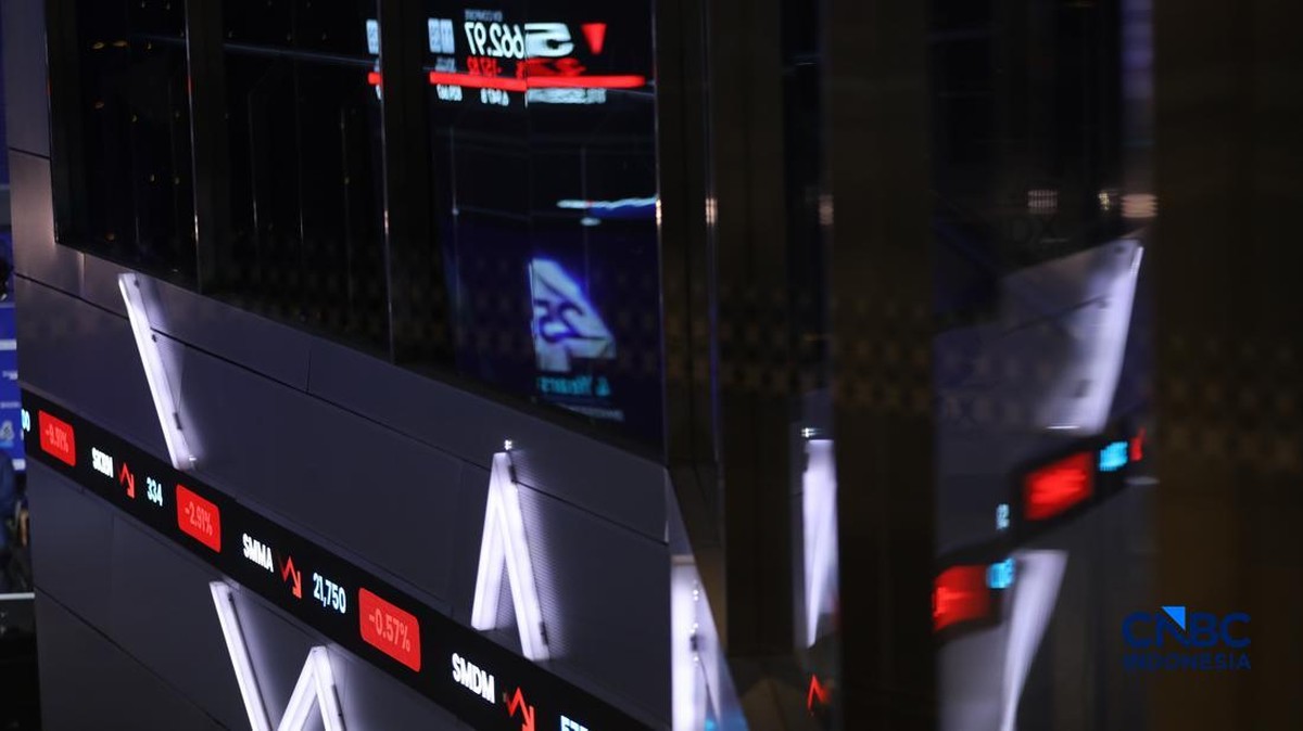 Foto: Layar menampilkan pergerakan Indeks Harga Saham Gabungan (IHSG) di Bursa Efek Indonesia (BEI), Jakarta, Selasa (30/6/2026). (CNBC Indonesia/Tri Susilo)