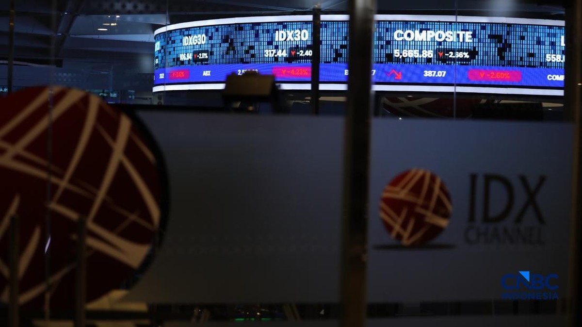 Foto: Layar menampilkan pergerakan Indeks Harga Saham Gabungan (IHSG) di Bursa Efek Indonesia (BEI), Jakarta, Selasa (30/6/2026). (CNBC Indonesia/Tri Susilo)