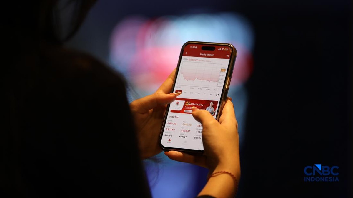Foto: Layar menampilkan pergerakan Indeks Harga Saham Gabungan (IHSG) di Bursa Efek Indonesia (BEI), Jakarta, Selasa (30/6/2026). (CNBC Indonesia/Tri Susilo)