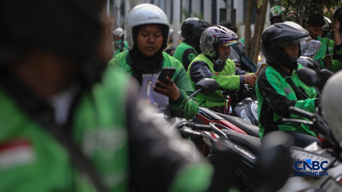 Foto: Pengemudi ojek online (ojol) menunggu orderan penumpang di kawasan Stasiun Palmerah, Jakarta, Senin (4/5/2026). (CNBC Indonesia/Faisal Rahman)