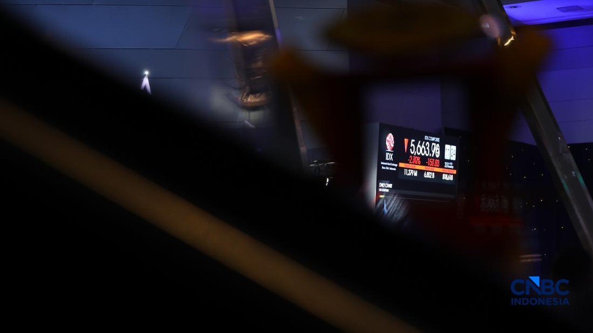 Foto: Layar menampilkan pergerakan Indeks Harga Saham Gabungan (IHSG) di Bursa Efek Indonesia (BEI), Jakarta, Selasa (30/6/2026). (CNBC Indonesia/Tri Susilo)