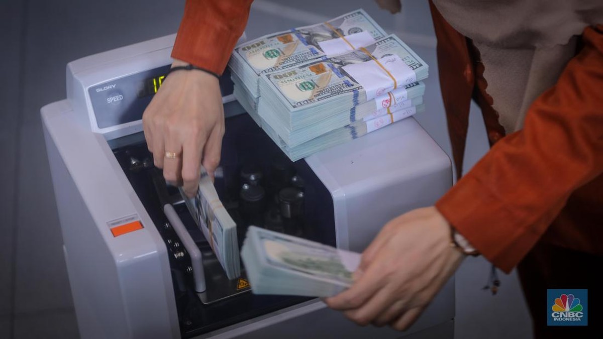 Foto: Ilustrasi Dolar Amerika Serikat (AS) di Valuta Inti Prima (VIP) Money Changer, Menteng, Jakarta, Rabu (11/10/2023). (CNBC Indonesia/Faisal Rahman)
