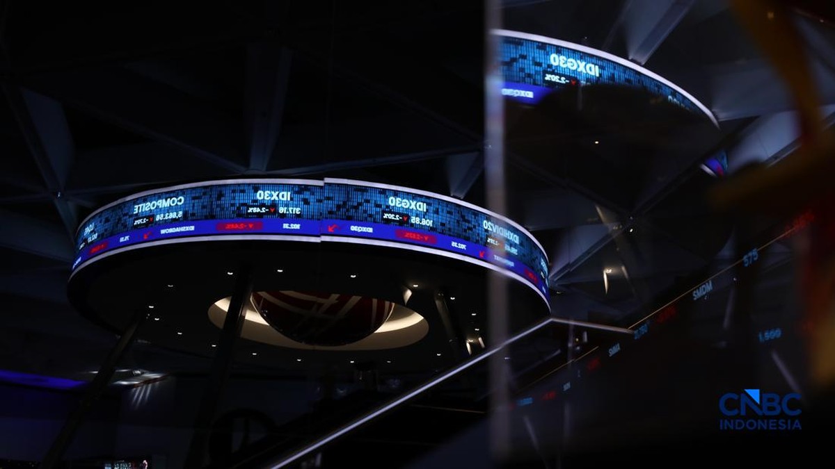 Foto: Layar menampilkan pergerakan Indeks Harga Saham Gabungan (IHSG) di Bursa Efek Indonesia (BEI), Jakarta, Selasa (30/6/2026). (CNBC Indonesia/Tri Susilo)
