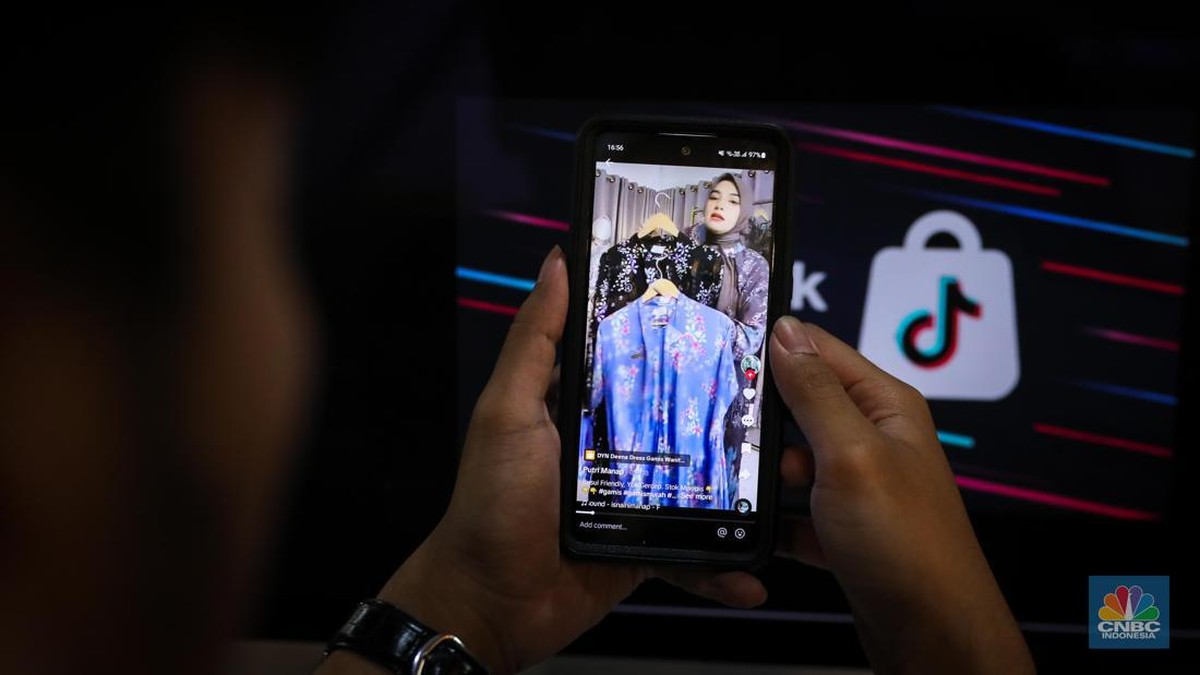 Foto: Karyawan melihat produk yang dijual melalui TikTok Shop di Jakarta, Rabu (4/10/2023). (CNBC Indonesia/Faisal Rahman)