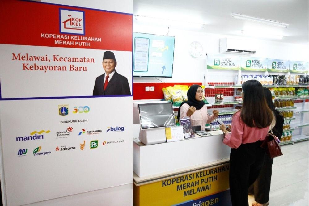Pengunjung berbelanja di salah satu gerai Koperasi Desa/Kelurahan Merah Putih. Kopdes Merah Putih terus melakukan pengembangan dengan layanan berbasis digital.