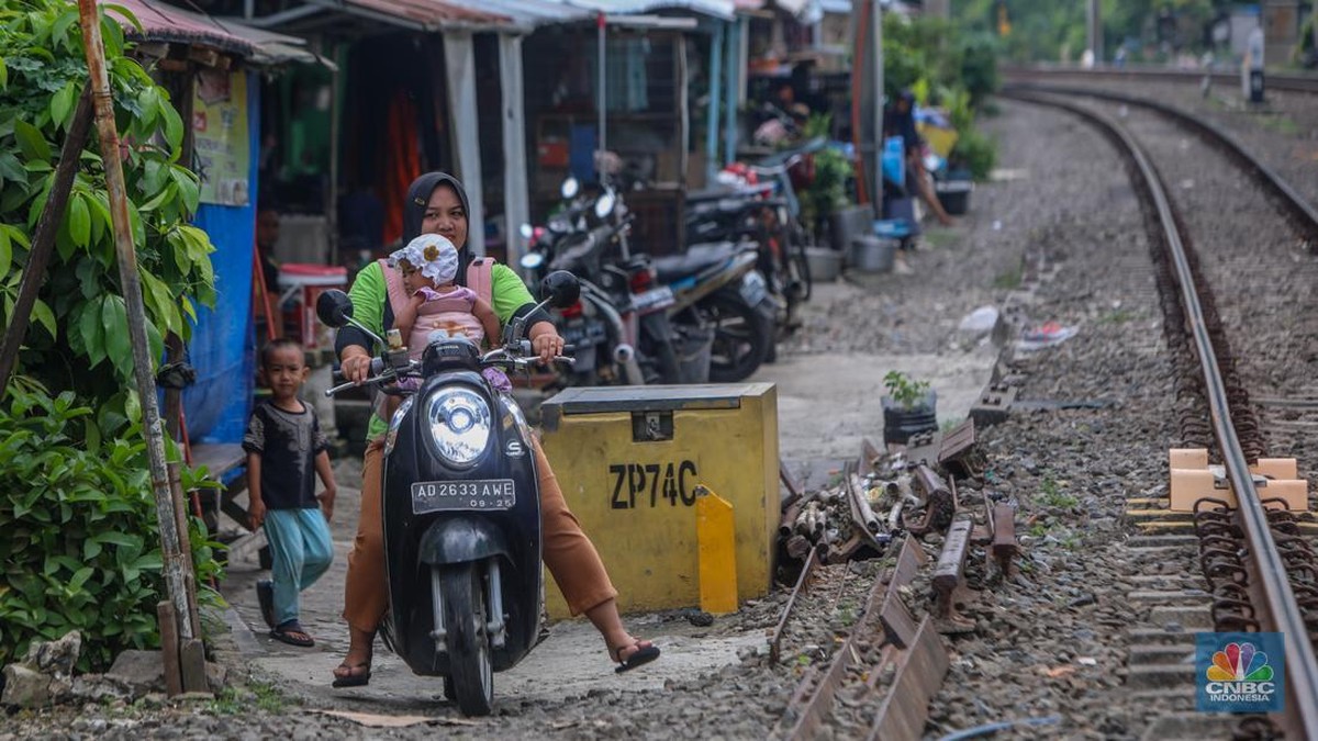 Foto: Suasana aktivitas warga pada permukiman kumuh yang berdekatan dengan rel kereta di Jakarta, Senin (2/6/2025). (CNBC Indonesia/Faisal Rahman)