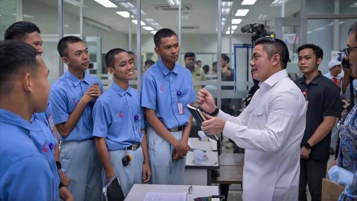Foto: Sekretaris Kabinet, Teddy Indra Wijaya bersama Menteri Ketenagakerjaan, Yassierli meninjau secara langsung pelaksanaan Program Magang Nasional batch 1 di PT Denso Indonesia di Kabupaten Bekasi, Jawa Barat, pada Jumat pagi, (7/11/2025). (Instagram/sekretariat.kabinet)