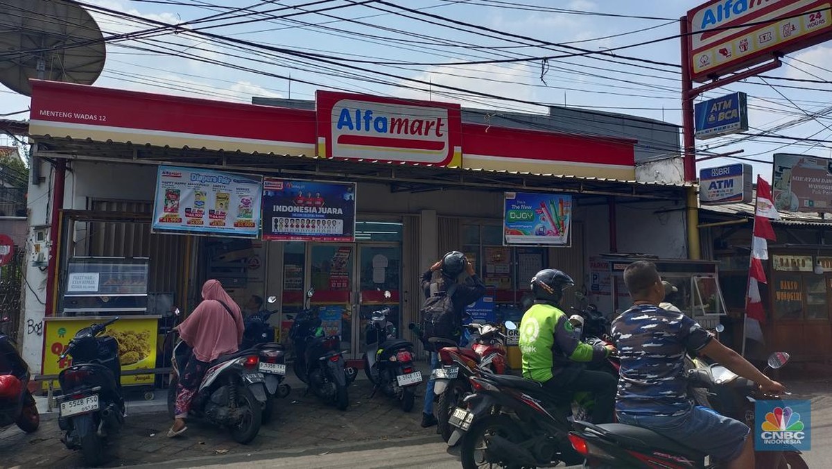Foto: Pantauan gerai ritel modern tetap buka meski kondisi tengah memanas, gerai ritel modern di kawasan Setibudi, Jakarta Selatan, Senin (1/9/2025). (CNBC Indonesia/Martyasari Rizky)