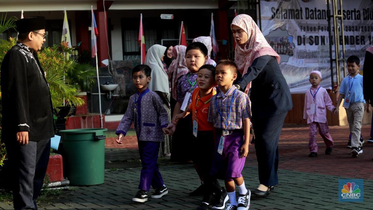 Foto: Hari pertama sekolah di SD Negeri 16 Pagi, Jakarta, Senin (8/7/20234). (CNBC Indonesia/Muhammad Sabki)