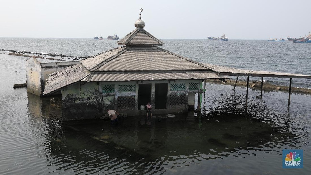 Foto: Tanggul pengaman pantai yang berfungsi untuk mencegah banjir rob di kawasan tersebut bocor karena tingginya volume pasang surut air laut. (CNBC Indonesia/Andrean Kristianto)
