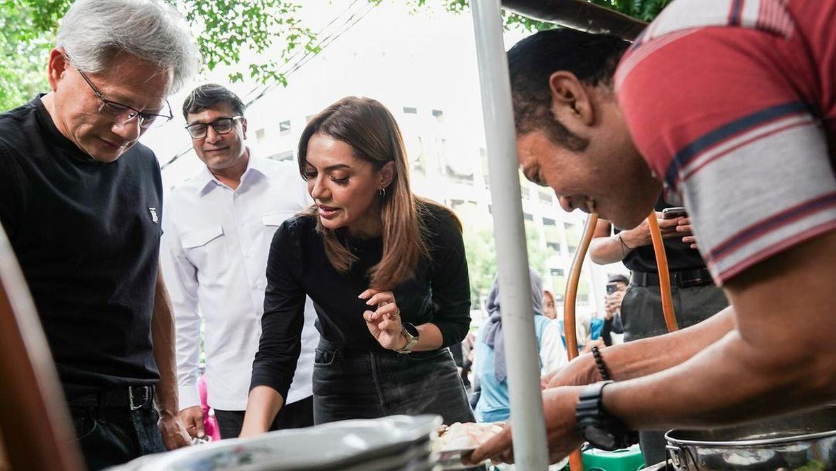 Foto: CEO Nvidia Jensen Huang makan Gulai Tikungan (gultik) di Jakarta. (Dok. Indosat)