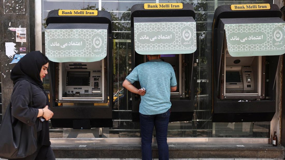 Ilustrasi ATM. (via REUTERS/Majid Asgaripour)