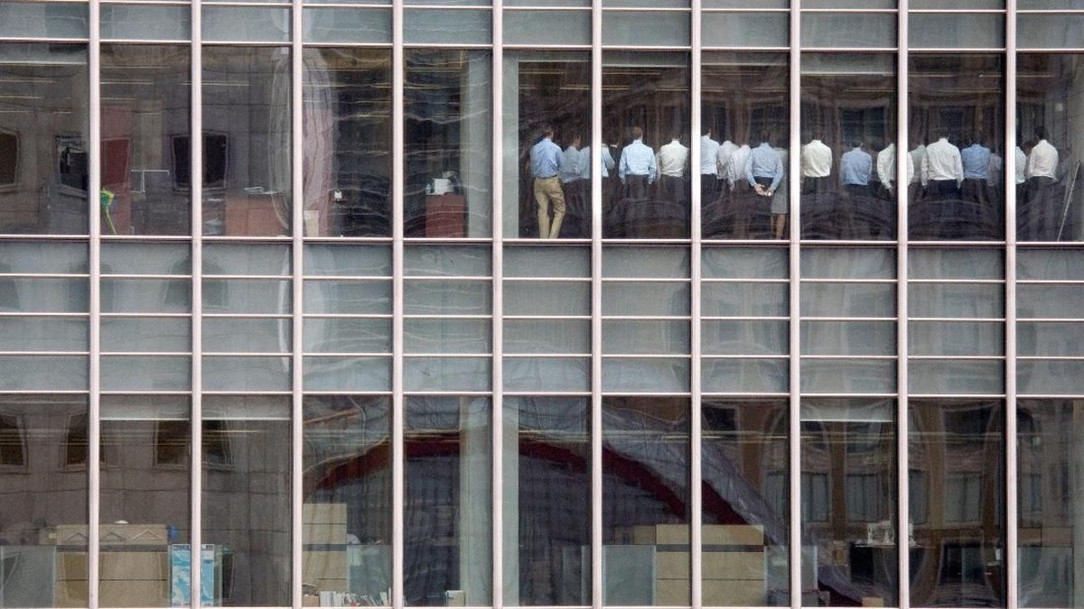 Foto: Bankir menghadiri pertemuan darurat di kantor London Lehman Brothers, di distrik keuangan Canary Wharf di London, Inggris, 11 September 2008. (REUTERS/Kevin Coombs/File photo)