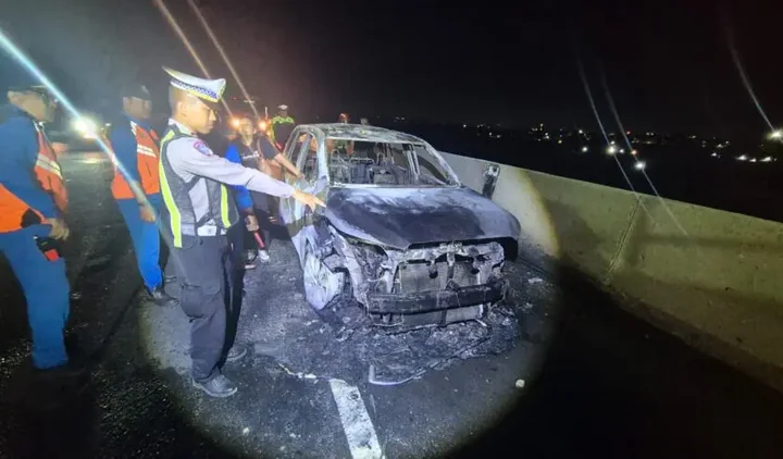 Toyota Innova Zenix Ludes Terbakar di Tol Gresik, Dugaan Awal Korsleting Kelistrikan