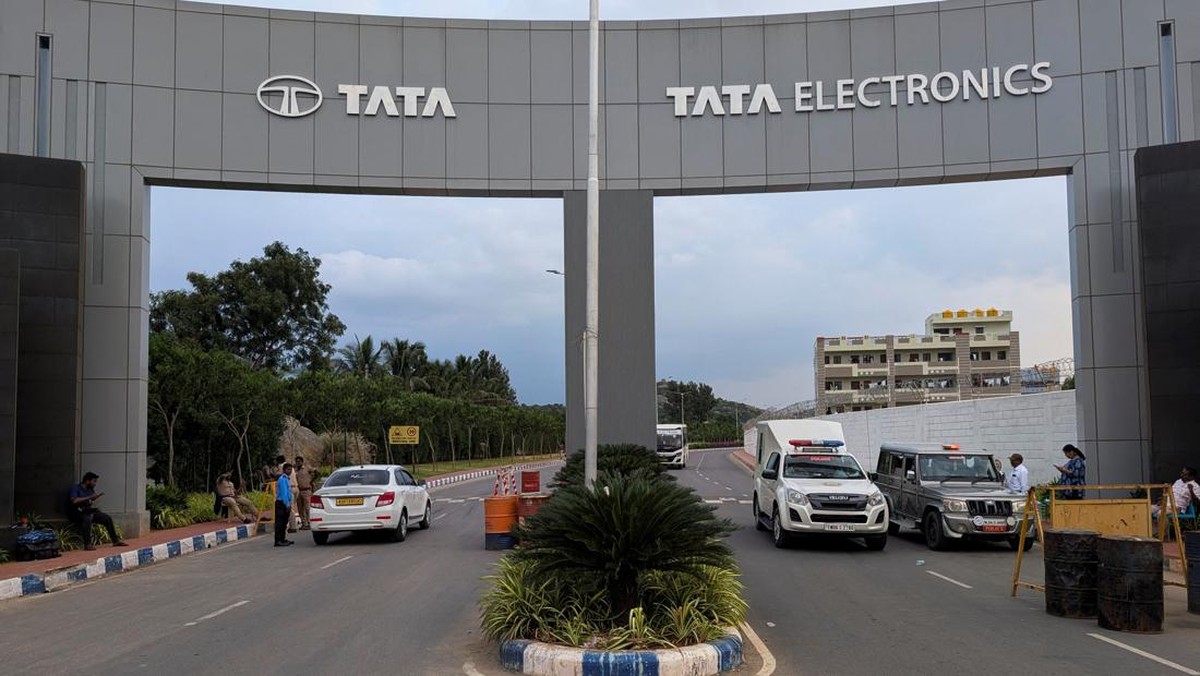 Foto: Petugas keamanan memeriksa kendaraan yang melintas di pintu masuk Pabrik Elektronik Tata yang memproduksi komponen iPhone di Hosur, Tamil Nadu, India, 28 September 2024. REUTERS/Haripriya Suresh