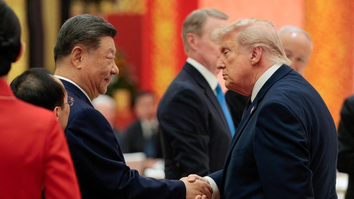 Foto: Presiden China Xi Jinping dan Presiden AS Donald Trump berjabat tangan pada jamuan makan malam kenegaraan di Balai Besar Rakyat di Beijing, China, 14 Mei 2026.  (REUTERS/Evan Vucci)