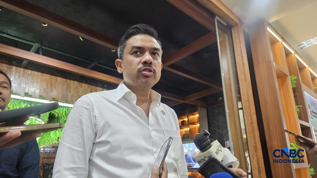Foto: Menteri UMKM Maman Abdurrahman saat ditemui awak media di Kantor Kementerian UMKM, Rabu (1/7/2026). (CNBC Indonesia/Intan Rakhmayanti)