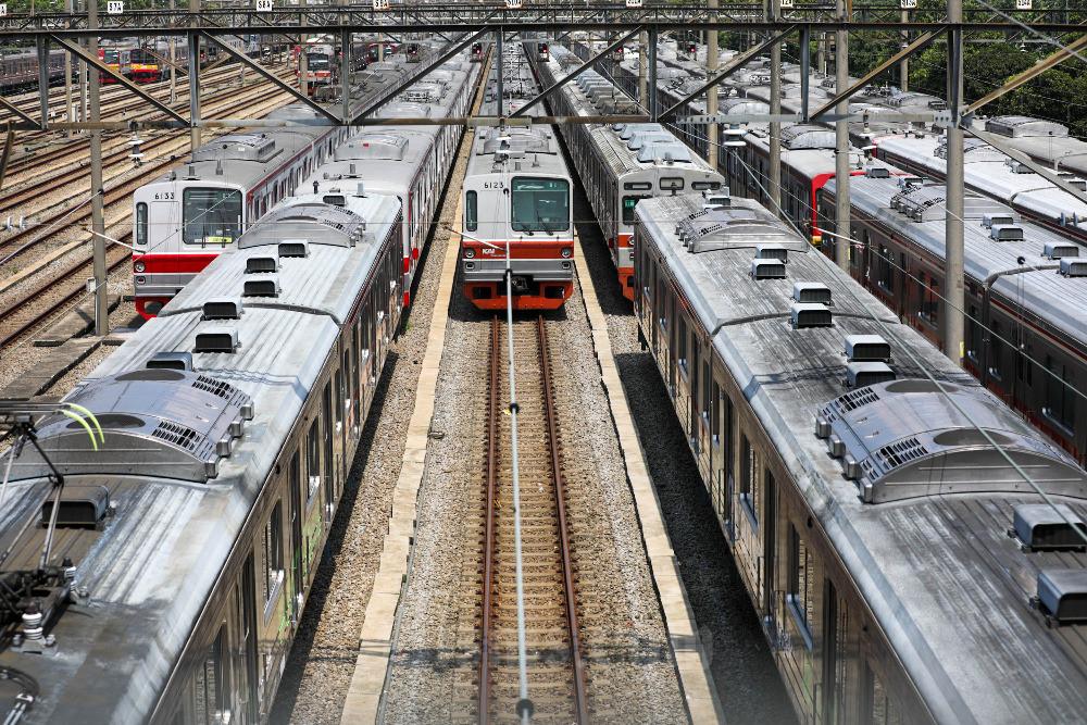 Rangkaian kereta rel listrik (KRL) yang dikelola oleh anak perusahaan PT Kereta Api Indonesia/KAI (Persero) berada di dipo kereta, Depok, Jawa Barat, Sabtu (13/8/2022). Bisnis/Himawan L Nugraha