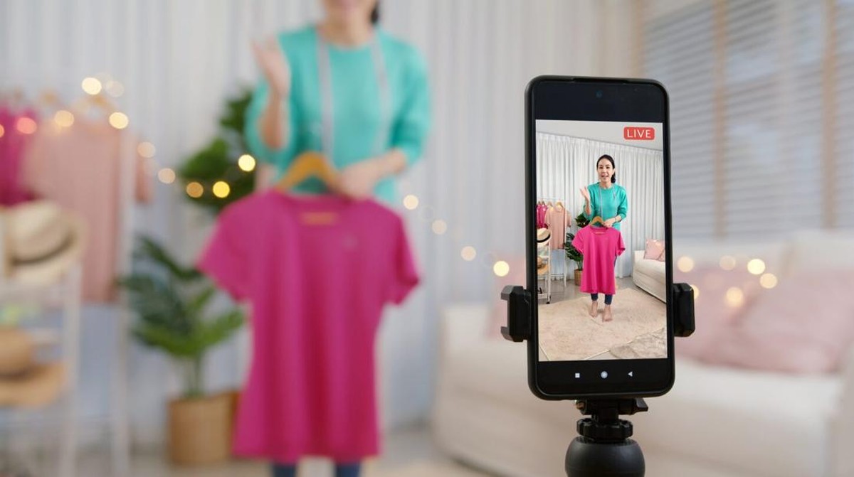 Foto: Ilustarsi melihat Tiktok. (Freepik)