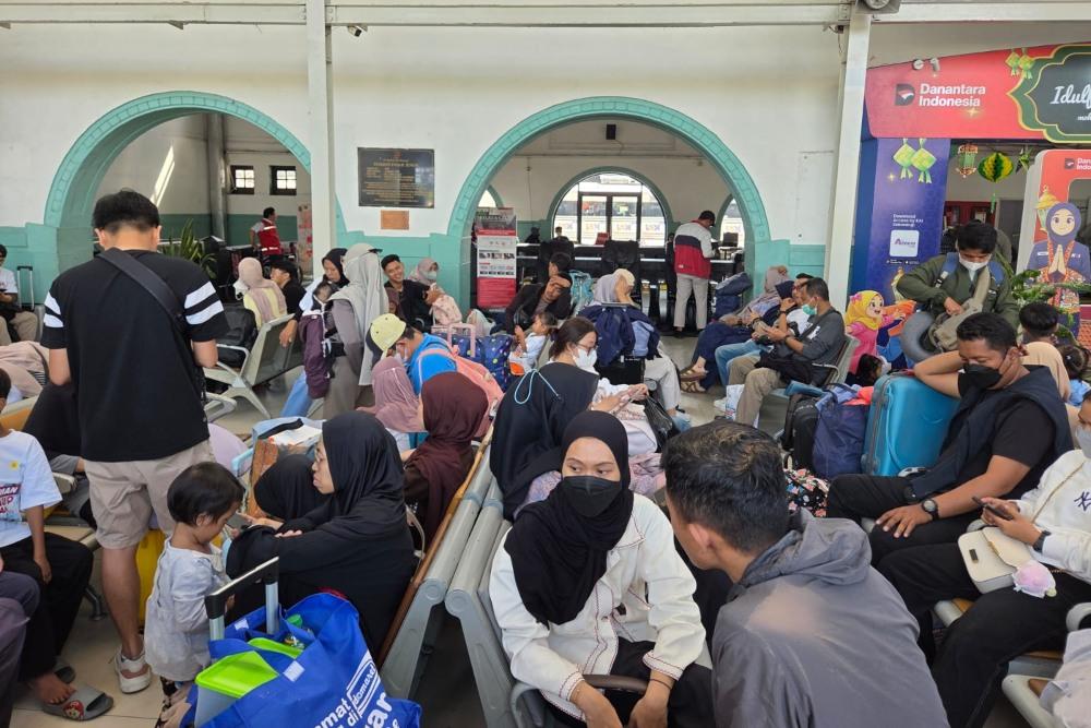 Terungkap! 10 Stasiun Kereta Api Jarak Jauh Paling Ramai Selama Semester I Tahun 2026