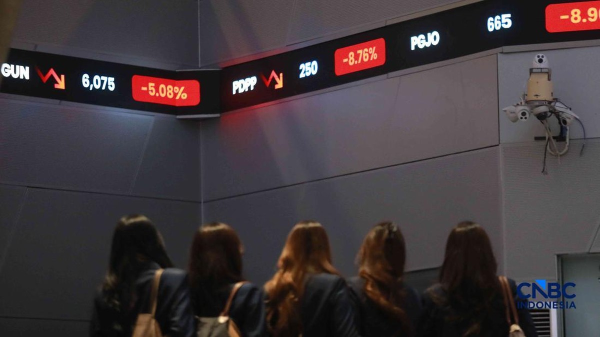 Foto: Pengunjung mengamati layar digital pergerakan Indeks Harga Saham Gabungan (IHSG) di Bursa Efek Indonesia, Jakarta, Kamis (4/6/2026). (CNBC Indonesia/Muhammad Sabki)