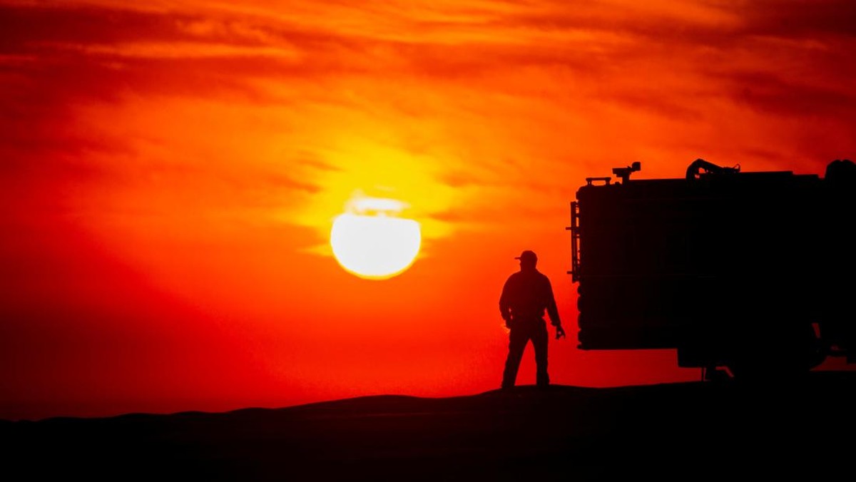 Foto: Siluet seorang petugas pemadam kebakaran berdiri di samping mobil pemadam kebakaran saat matahari terbenam ketika Kebakaran Franklin berkobar di Malibu, California, AS, 10 Desember 2024. (REUTERS/Ringo Chiu)