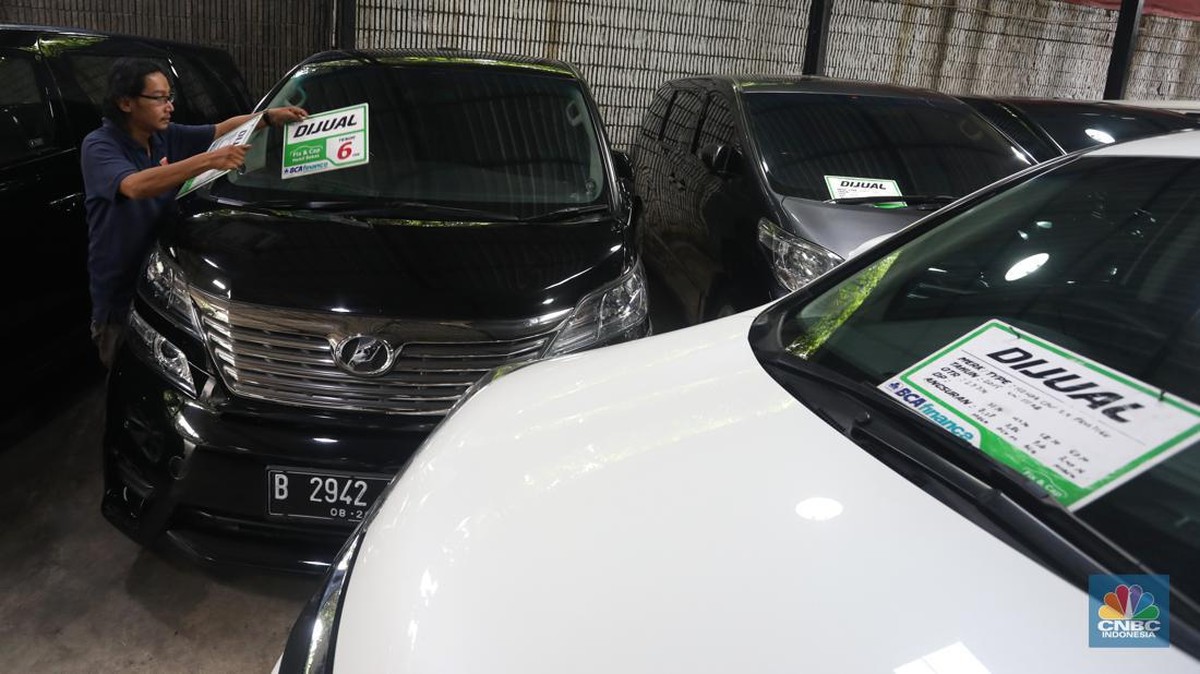 Foto: Pekerja memeriksa mobil bekas yang dijual di Garnet Auto, Jakarta, Jumat (25/11/2022). Perusahaan leasing blak-blakan mengetatkan proses pencairan kredit kendaraan bermotor dan mobil saat ini. (CNBC Indonesia/Andrean Kristianto)