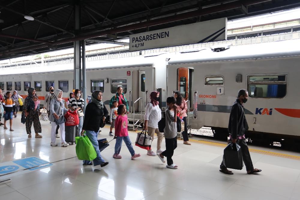 Jelajahi Indonesia Lewat Kereta Api: Inilah 5 Rute Terpanjang yang Sajikan Pemandangan Spektakuler