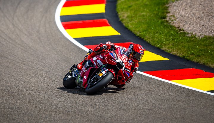 Sang Raja Sachsenring Bertakhta Lagi: Marquez Raih Kemenangan Ke-10 dengan Taktik Jitu