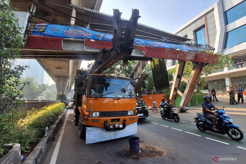 Truk Crane Tersangkut di JPO Mampang: Kemacetan Parah Landa Jalan Tendean, Pengendara Dialihkan