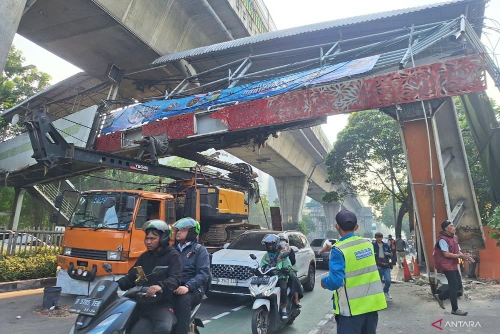 Muatan Alat Berat Tersangkut, JPO di Mampang Prapatan Lumpuhkan Arus Lalu Lintas Jakarta Selatan