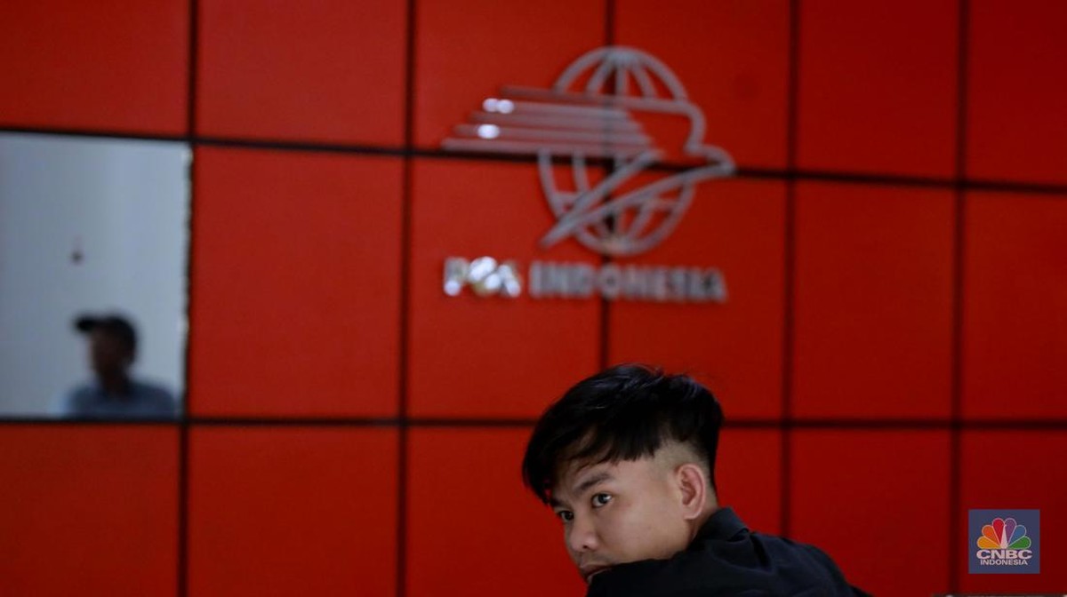 Foto: Warga mengambil dana bantuan subsidi upah (BSU) di Kantor Pos Indonesia Dharmawangsa, Jakarta, Rabu, (9/7/2025). (CNBC Indonesia/Muhammad Sabki)