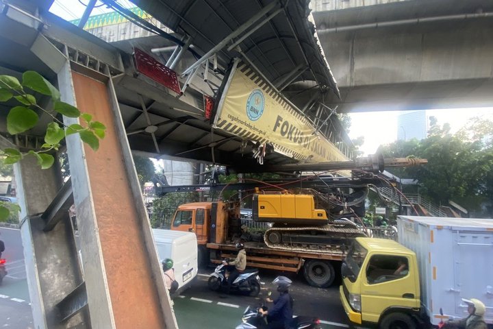 Mampang Macet Parah Akibat Truk Terjepit JPO, Konstruksi Nyaris Ambruk