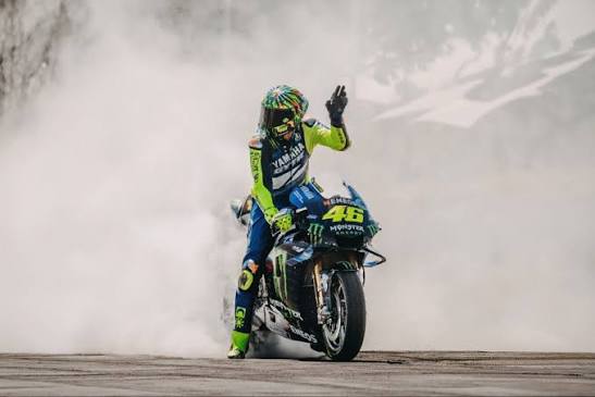 Sang Legenda Kembali Mengaspal: Rossi Nostalgia di Sirkuit Goodwood Bersama Yamaha M1