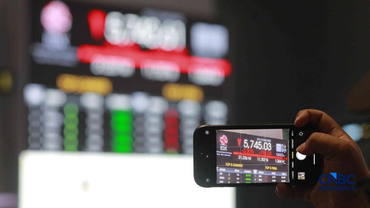 Foto: Pengunjung mengamati layar digital pergerakan Indeks Harga Saham Gabungan (IHSG) di Bursa Efek Indonesia, Jakarta, Kamis (4/6/2026). (CNBC Indonesia/Muhammad Sabki)