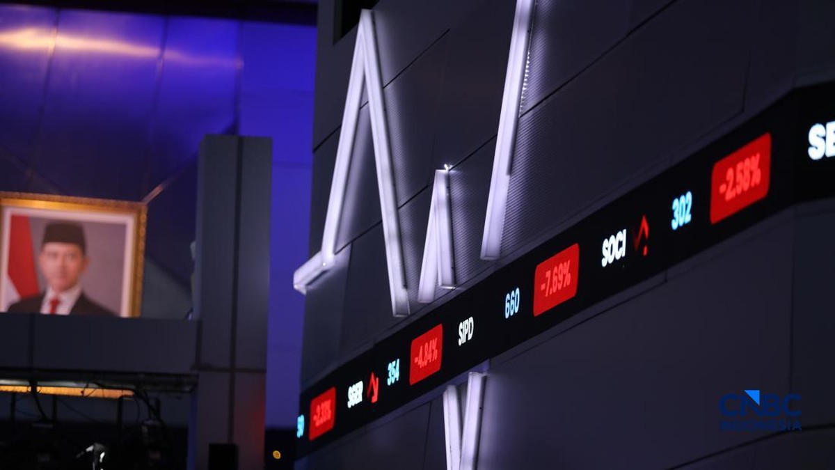 Foto: Layar menampilkan pergerakan Indeks Harga Saham Gabungan (IHSG) di Bursa Efek Indonesia (BEI), Jakarta, Selasa (30/6/2026). (CNBC Indonesia/Tri Susilo)