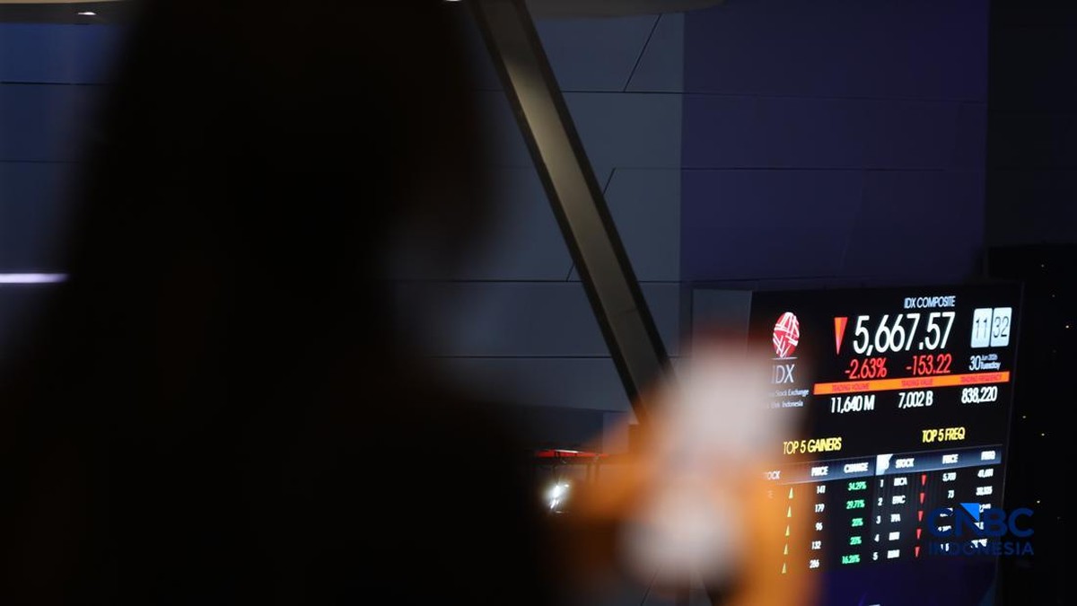 Foto: Layar menampilkan pergerakan Indeks Harga Saham Gabungan (IHSG) di Bursa Efek Indonesia (BEI), Jakarta, Selasa (30/6/2026). (CNBC Indonesia/Tri Susilo)