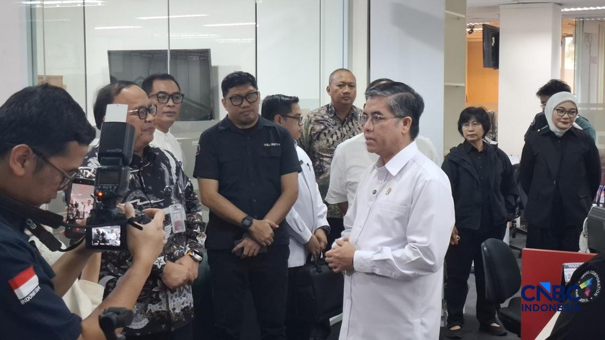 Foto: Menteri Ketenagakerjaan (Menaker) Yassierli melakukan kunjungan ke Transmedia untuk mengecek perkembangan program magang nasional, Jumat (20/2/2026). (CNBC Indonesia/Chandra Dwi Pranata)