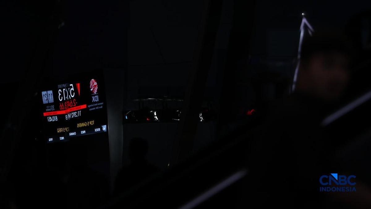 Foto: Layar menampilkan pergerakan Indeks Harga Saham Gabungan (IHSG) di Bursa Efek Indonesia (BEI), Jakarta, Selasa (30/6/2026). (CNBC Indonesia/Tri Susilo)