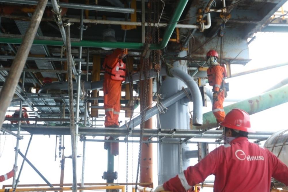 Pegawai Elnusa mengerjakan proyek migas. Istimewa/Pertamina
