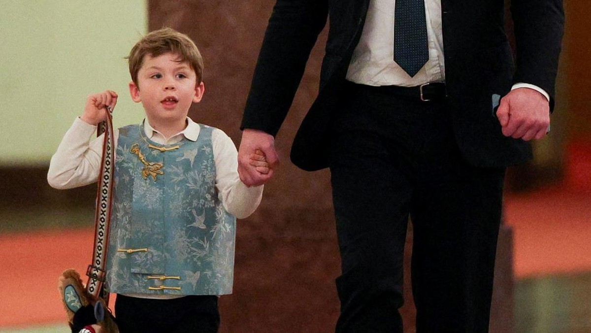Foto: CEO Tesla Elon Musk dan putranya X Æ A-12 berjalan pada hari Perdana Menteri China Li Qiang bertemu dengan para CEO Amerika, di Beijing, China, 14 Mei 2026. (REUTERS/Go Nakamura)