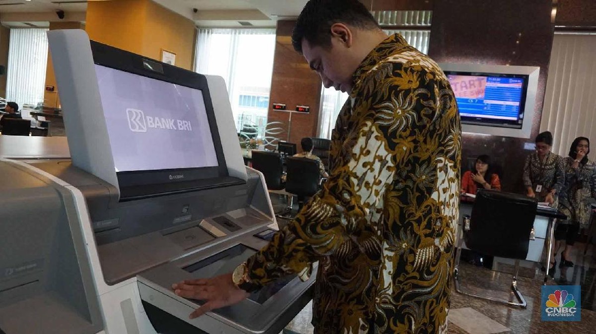 Foto: Ilustrasi Nasabah Bank BRI/Muhammad Sabqi