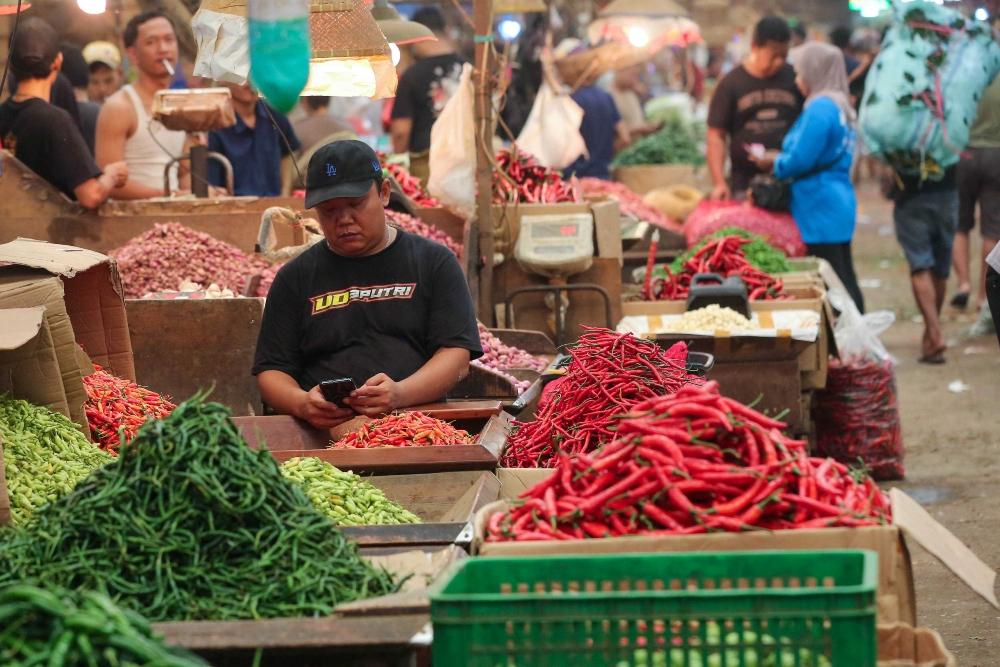 Fluktuasi Harga Pangan Akhir Pekan: Kenaikan Cabai Hijau, Ayam, Telur; Bawang dan Cabai Merah Stabil di Pasar Tradisional