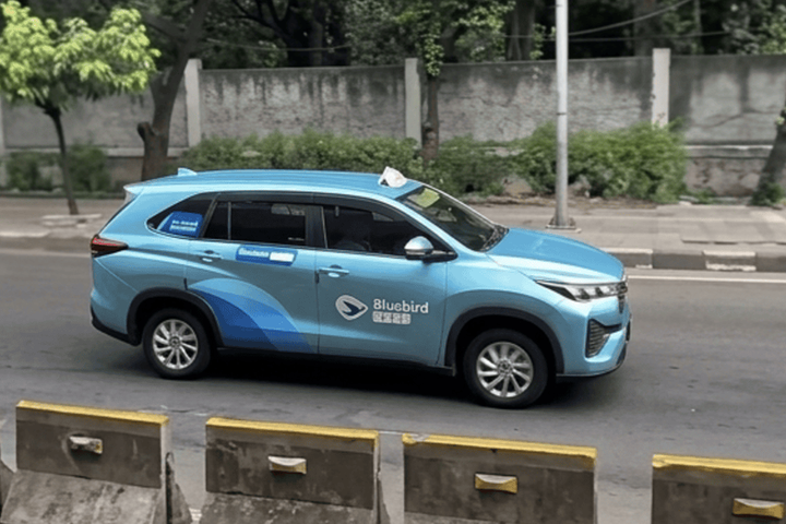 Blue Bird Memperluas Layanan Premium, Hadirkan Kijang Innova Zenix Hybrid dan BYD E6