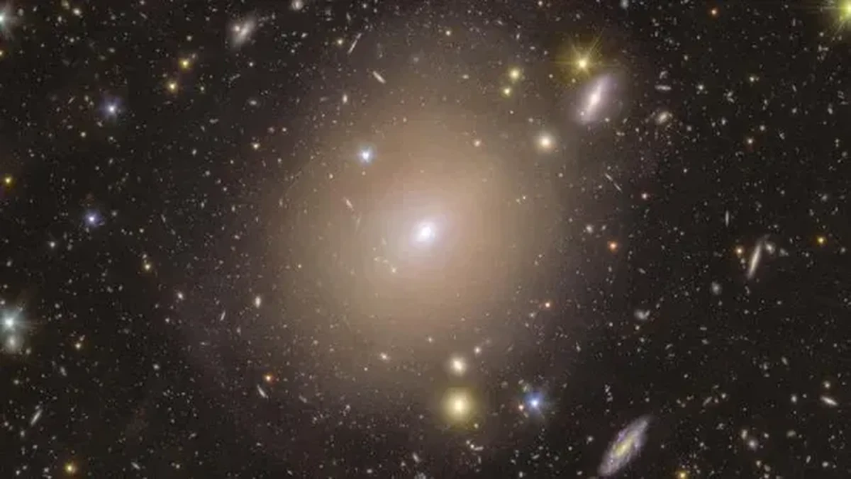 Foto: Teleskop Euclid temukan 'cincin Einstein' langka yang tersembunyi di dekat Bumi — dan galaksi kuno yang tak bernama di baliknya. (Dok. NASA)