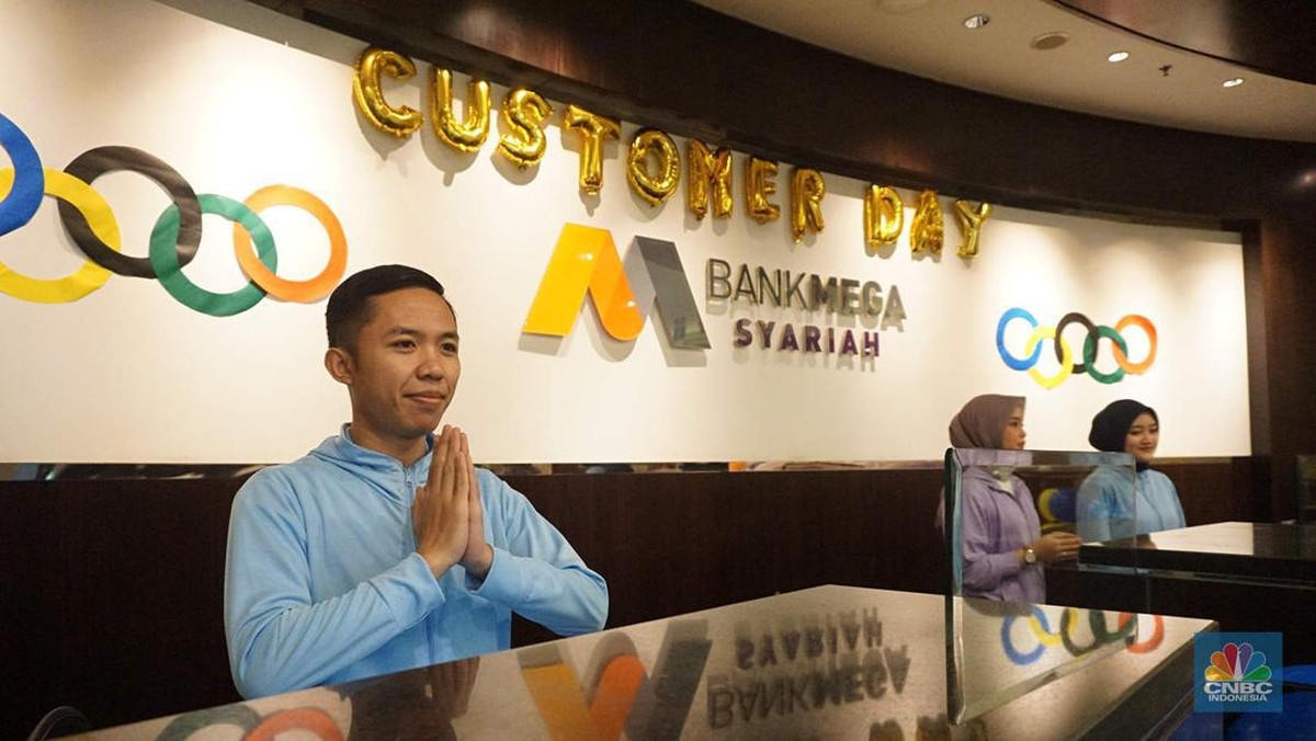 Foto: PT Bank Mega Syariah memberikan layanan istimewa kepada para nasabah setia dalam menyambut Hari Pelanggan Nasional (Harpelnas) 2024 di Kantor Cabang Utama (KCU) Bank Mega Syariah, Jalan Rasuna Said Kav. 12, Jakarta Selatan, Rabu (4/9/2024). Seluruh jajaran direksi turun langsung melayani nasabah dan mendengarkan masukan secara langsung, sebagai upaya untuk terus meningkatkan kualitas pelayanan serta mempererat hubungan antara bank dan nasabah. (CNBC Indonesia/Muhamad Sabki)
