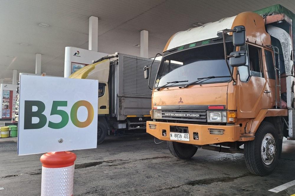 Kendaraan mengantre untuk mengisi bahan bakar nabati (BBN) B50 di SPBU Rest Area KM 57, Kabupaten Karawang, Jawa Barat, Kamis (9/7/2026)./Bisnis-Desyinta Nuraini