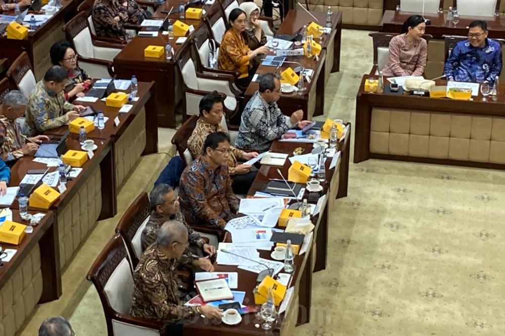 Menteri Keuangan Purbaya Yudhi Sadewa beserta tiga Wamenkeu Anggito Abimanyu, Suahasil Nazara, dan Thomas Djiwandono (kiri-kanan) dalam rapat dengan Komisi XI DPR, Rabu (10/9/2025). / Bisnis-Dany Saputra