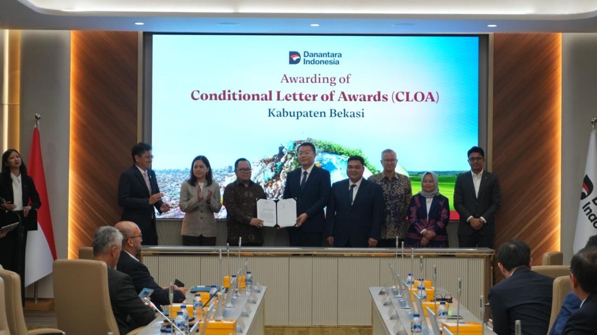 Foto: Danantara Indonesia resmi menyerahkan Conditional Letter of Award (CLoA) kepada mitra terpilih proyek PSEL Kabupaten Bekasi, menandai babak baru transformasi pengelolaan sampah menjadi energi di wilayah tersebut. (Dok. Danantara)