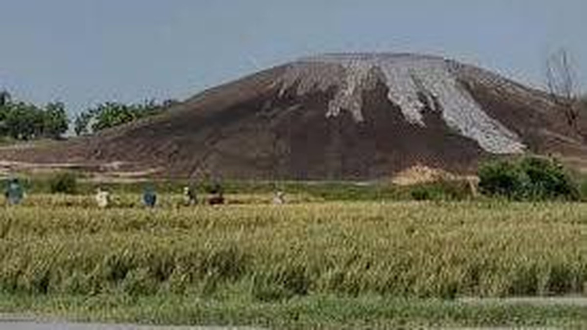 Foto: Fenomena Mud Volcano di Grobogan: Ketika Gundukan Lumpur Diduga Gunung Api. (Dok. Perpustakaan Fakultas Geografi UGM)